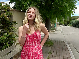 In the middle of the runway, Lily, 32, is beaming! – Jacquie et Michel TV